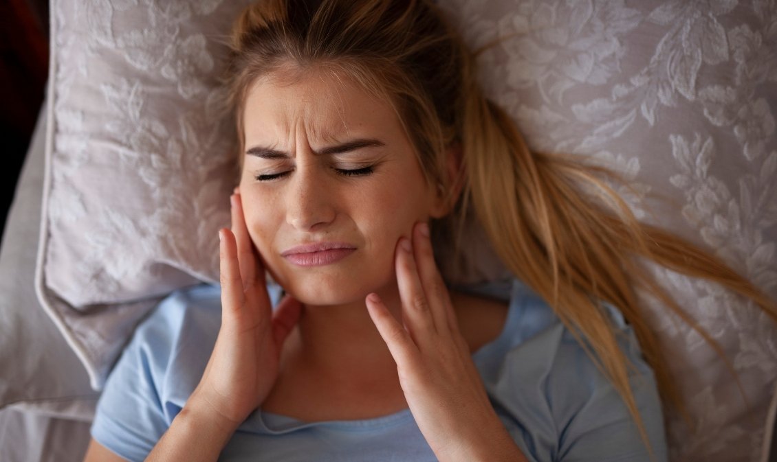 how to sleep better with jaw pain the best sleep positions for tmj relief